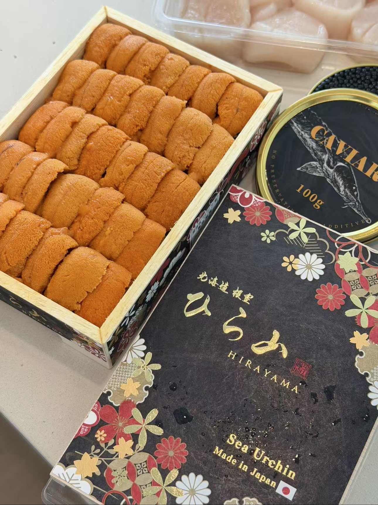 平山金黄马粪海胆礼盒，配鱼子酱和带子